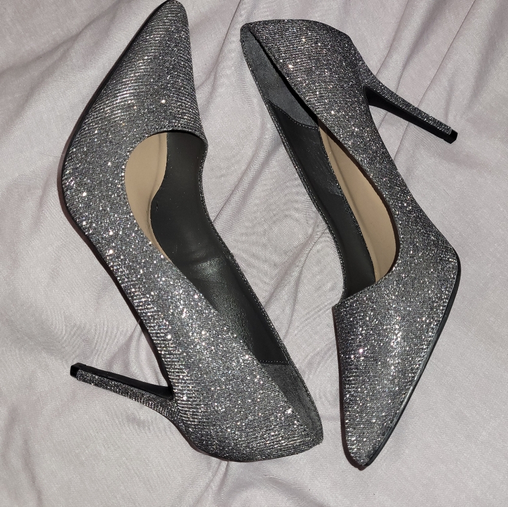 👠SUPER SPARKLY, GLITTERY, SILVER  PUMPS by Le Chateau